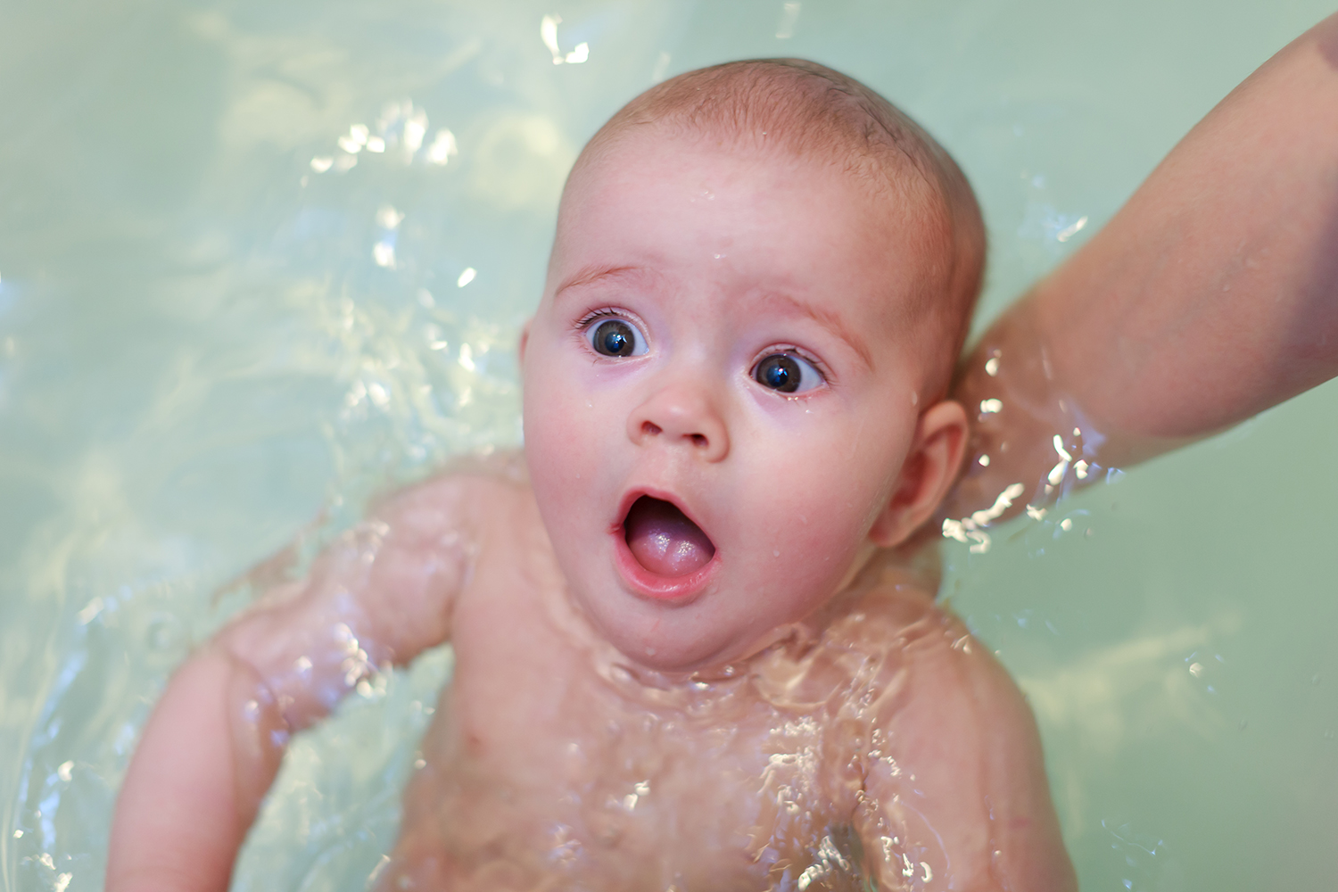 Плачет при купании. Закаливание грудного ребенка. Купание новорожденного ребенка. Малыш купается. Купание маленьких детей.