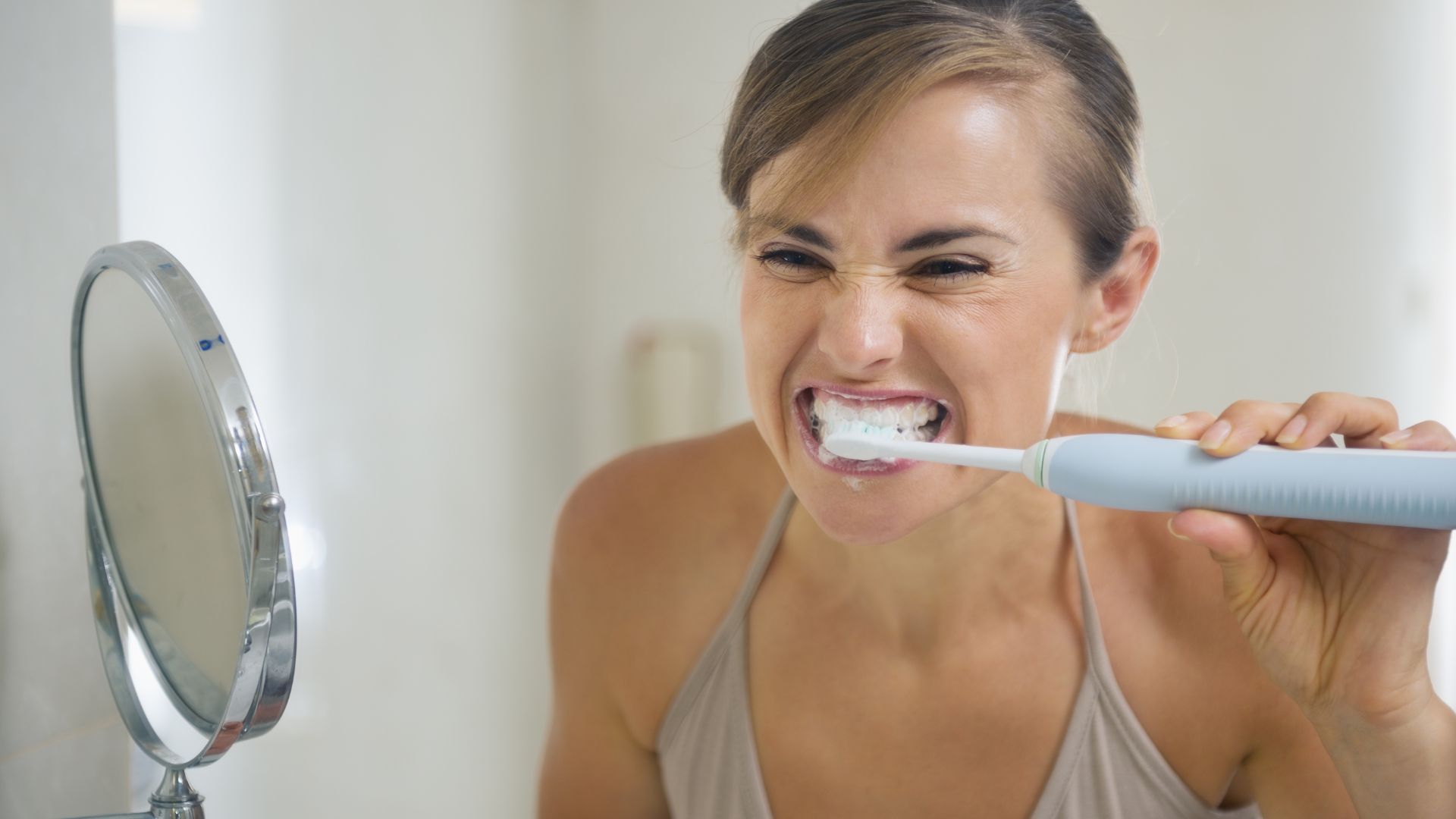Зубы нужно чистить до завтрака или после. Чистим зубы!. Девушка чистит зубы. Агрессивная чистка зубов. Чистка зубов щеткой.